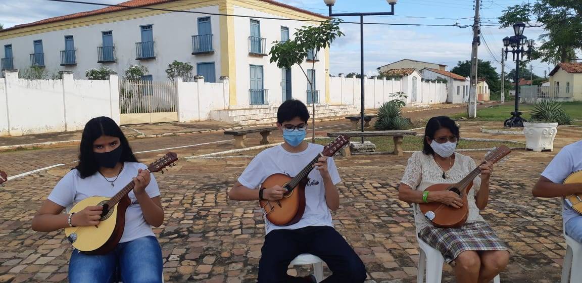 Bandolins de Oeiras: aos 90 anos dona Nieta inspira novas gerações da orquestra que ganhou o Brasil